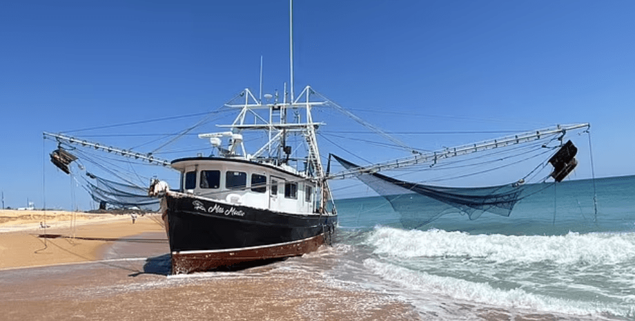 На побережье заметили корабль-призрак без экипажа и видимых повреждений, все подробности курьезного случая