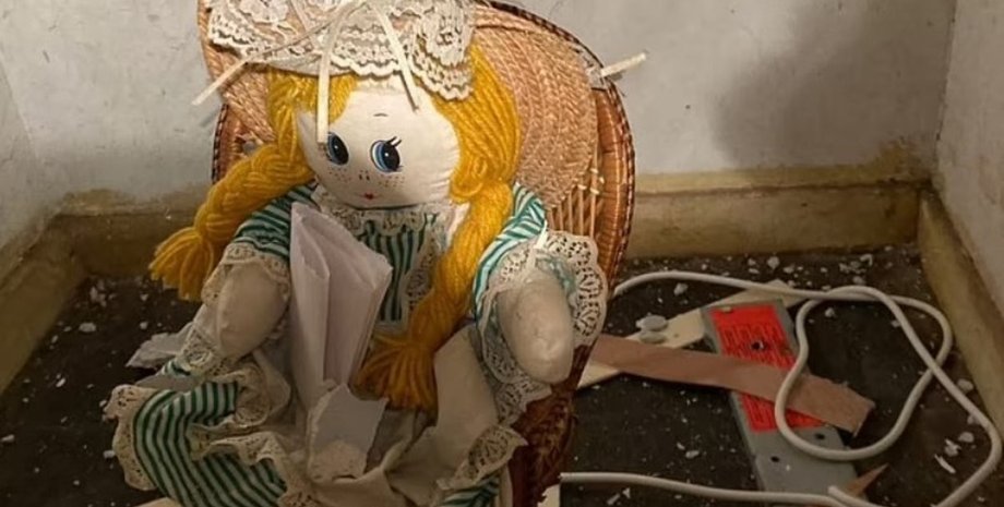 кукла в нише