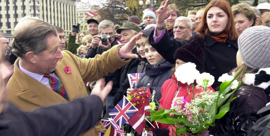 нападения на королеву, короля карла забросали яйцами, в принца чарльза стреляли, в королеву елизавету стреляли