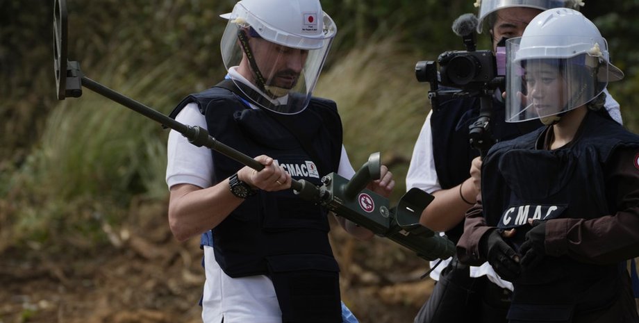 Українські військові вчаться розміновувати територію