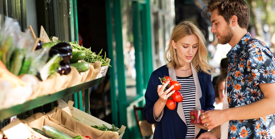 Хлопець і дівчина, чоловік і дружина, подружжя, сім'я, стосунки, список справи, шопінг, покупки, овочі, похід на ринок