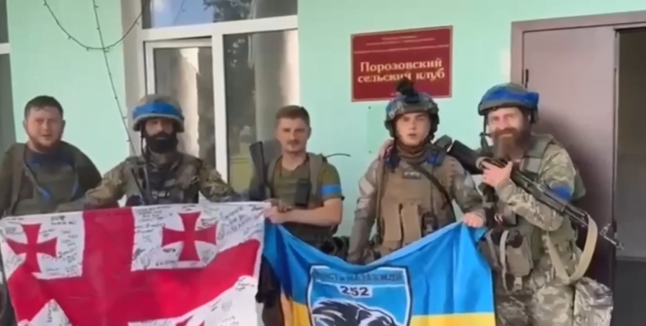 Украинские бойцы в селе Пороз РФ Украинские бойцы в селе Пороз РФ, ВСУ село Пороз РФ, 252 батальон ВСУ село Пороз, ВСУ Белгородская область, ВСУ 10 августа прорыв, морпехи ВСУ Пороз