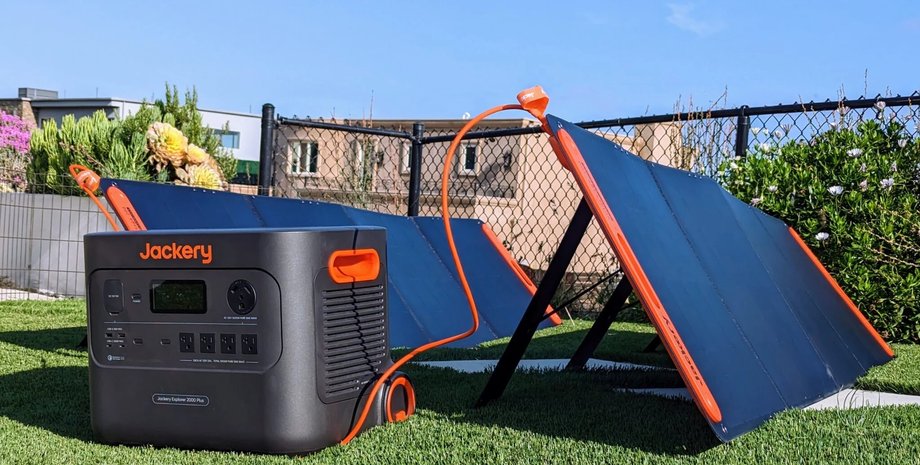 Зарядна станція Jackery Explorer 2000 Plus з сонячною панеллю