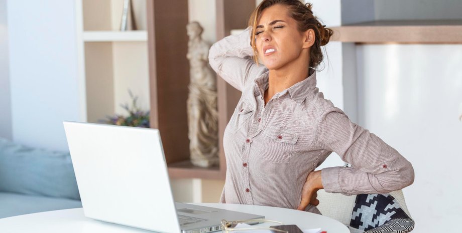 Девушка держится за поясницу