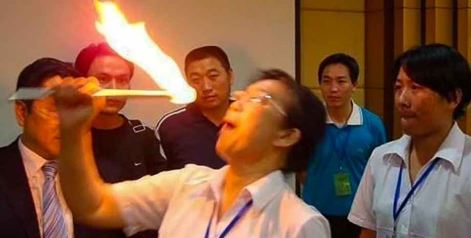 Китаец глотает огонь китай, огонь