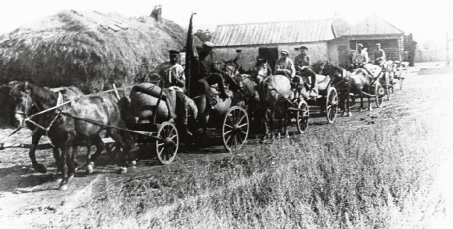 Красноармейцы вывозят хлеб из донецкого села. Фото 1930-х годов