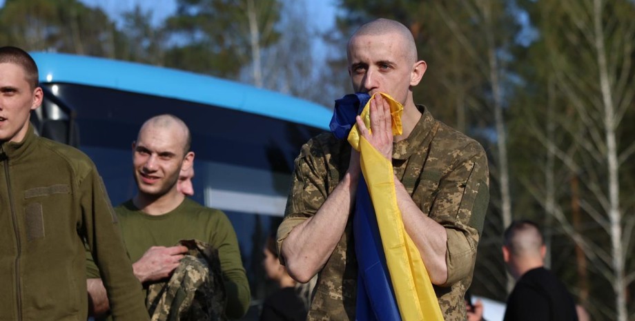 Українець з українським прапором україна, полонені,прапор