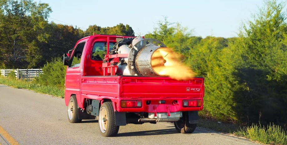 The Honda Acty body has installed a 5000 forces jet engine. The truck became muc...