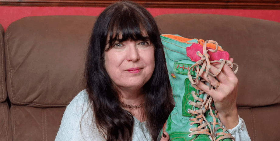 Никола Эдвардс показывает яркие зимние сапоги, которые заказала во сне во время ночного шопинга