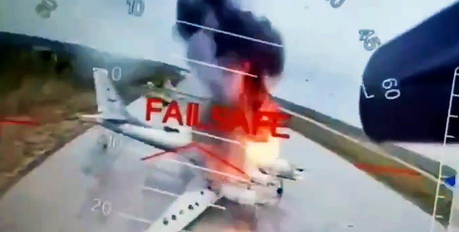 Во время ударов по авиабазе РФ "Белая" под Иркутском пострадало минимум семь российских бомбардировщиков, показали "Схемы"