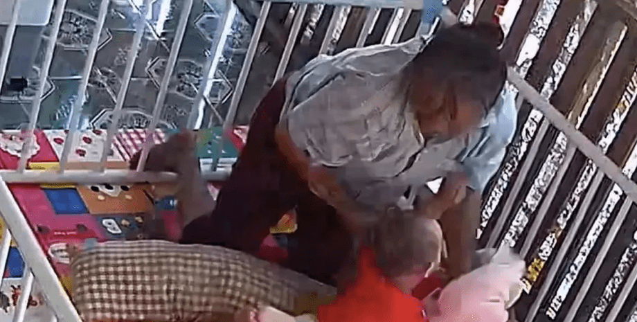 Напад змії на дитину в місті Утайтхані, Таїланд