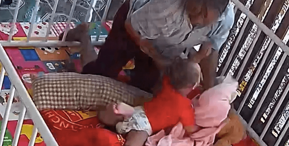 Нападение змеи на ребенка в городе Утайтхани, Таиланд