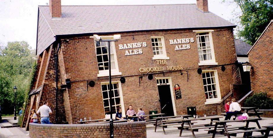 Паб "Кривий дім", культовий заклад, сильна пожежа, будівля знищена пожежею, знесли бульдозером, унікальний нахил