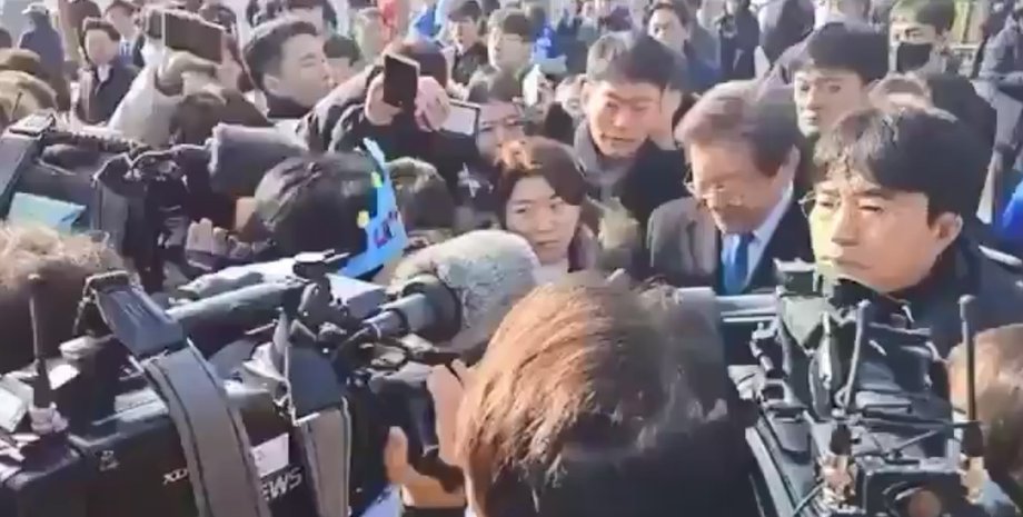 оппозиционный лидер Ли Джэмён, Южная Корея Ли Джэмён, Ли Джэмён покушение, Ли Джэмён удар ножом, Корея покушение