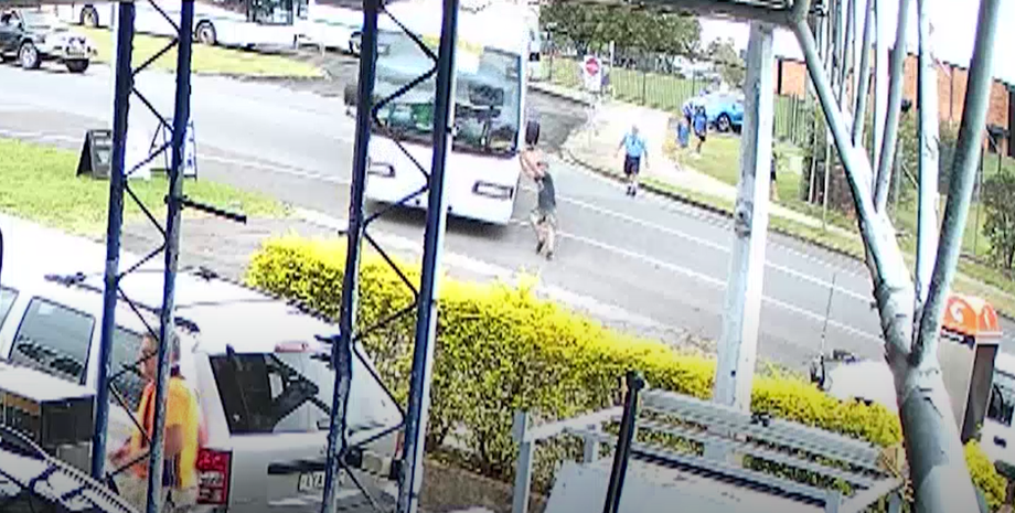 Школьница за рулем автобуса, героический поступок, ДТП, аварии, происшествие в Австралии, курьезы