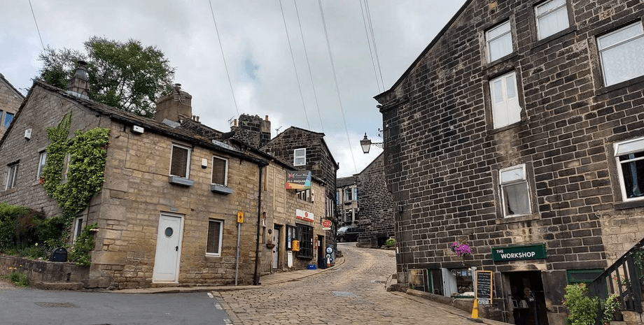 Деревня в Великобритании, застыла во времени, период средневековья, нет машин, современный город, жуткие слухи, деревня с призраками