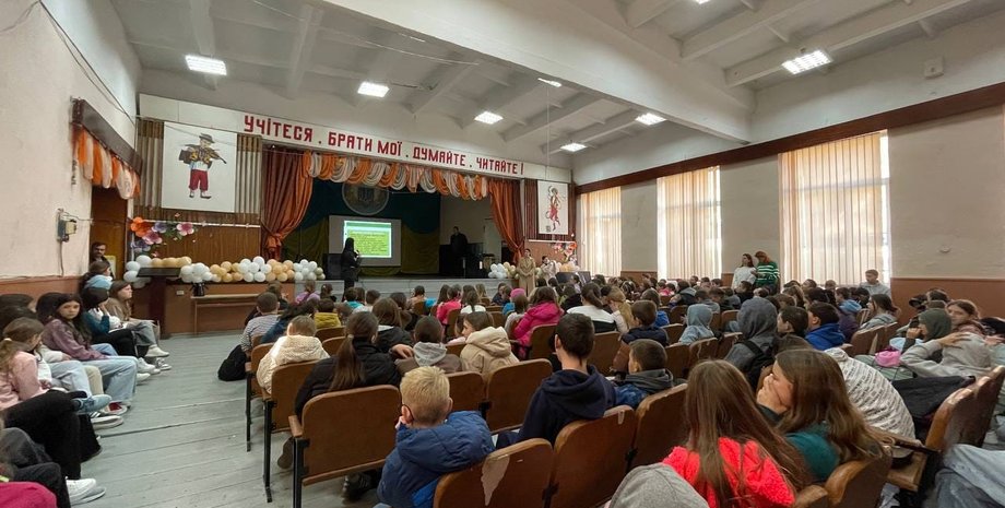 Рахів, школа, актова зала, діти, учні