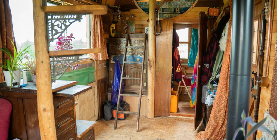 Жінка звела із брухту невеликий будиночок та живе там з двома своїми дітьми, Ембер Сміт, Велика Британія