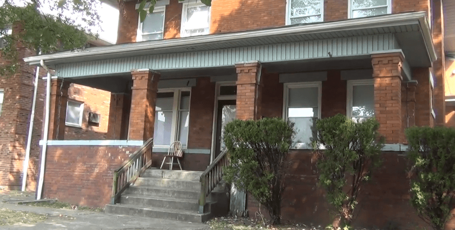 Дом из кирпича, в подвале которого студенты обнаружили тайное жилье незнакомца