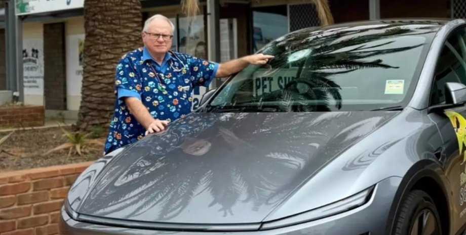 Австралийский ветеринар стоит возле своей Tesla, пострадавшей от удара метеорита