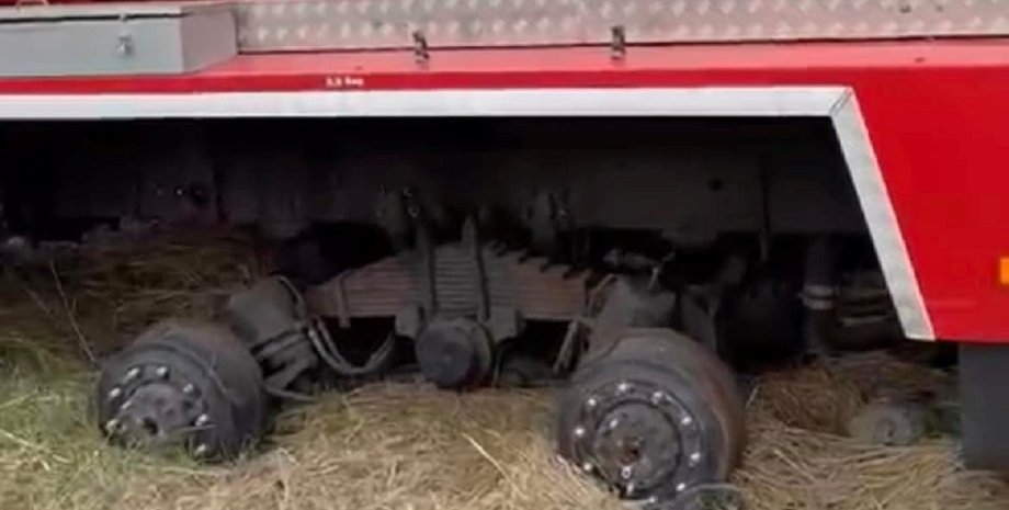 угнанный и разграбленный в Украине пожарный МАЗ, угнанные авто, авто без колес, спецтехника, пожарный транспорт, украденные с авто колеса