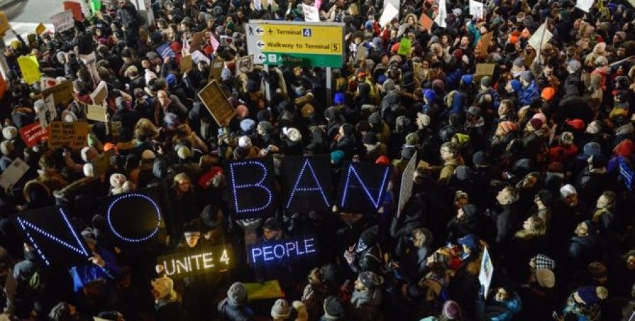 Акции протеста в аэропортах США / Фото: Getty Images