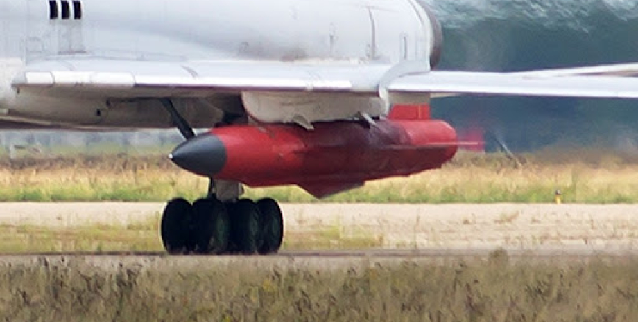 Selon les journalistes, X-32 a frappé le missile anti-aérien. Les images publiée...