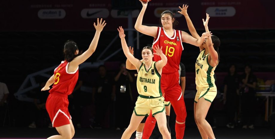 Чжан Цзиюй грає у баскетбол за китайську збірну