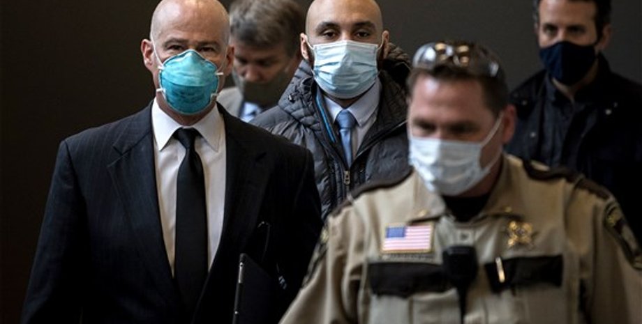 Александр Куэн (в центре) покидает здание суда. Фото: Stephen Maturen / Getty Images