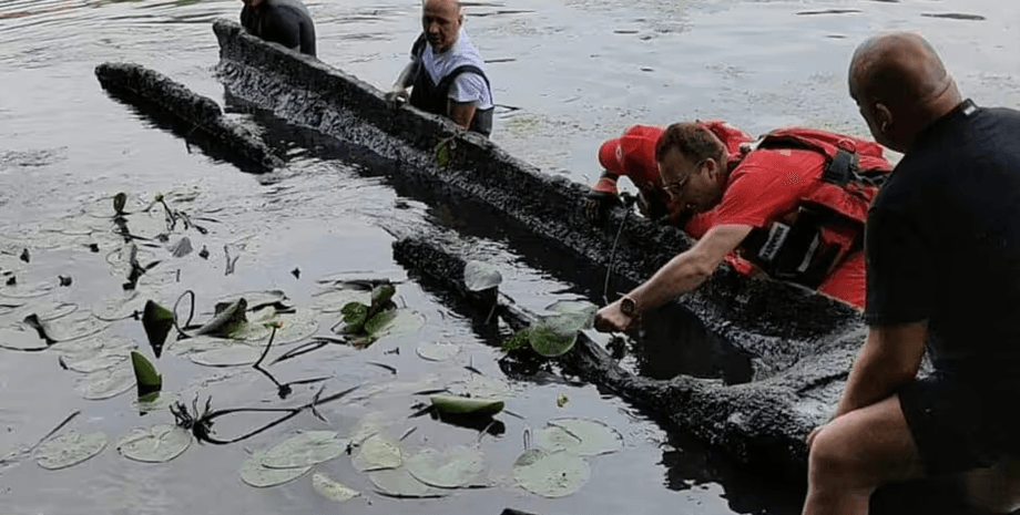 Военные нашли древнее каноэ, старинная лодка, польские военные, деревянное каноэ, археологи, древняя реликвия