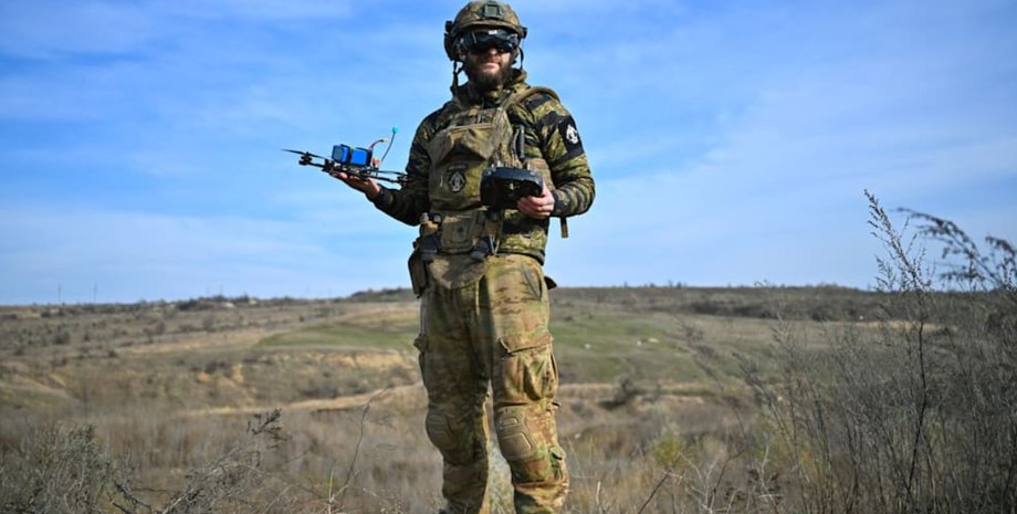 Військовий ЗСУ з FPV-дроном