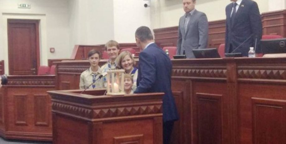Мэр Киева Виталий Кличко принял от скаутов Вифлеемский огонь мира / Фото: Facebook