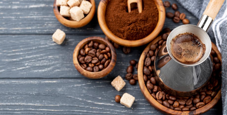 Кофейник и чашка кофе на столе