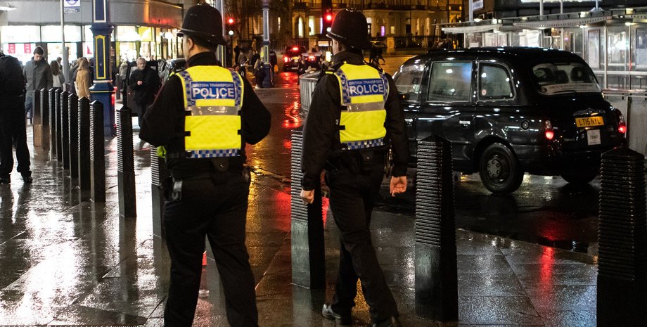 Британия, полиция, йога, местные жители