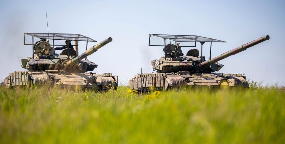 Советские танки Т-64БВ оснащают антидроновыми "мангалами"