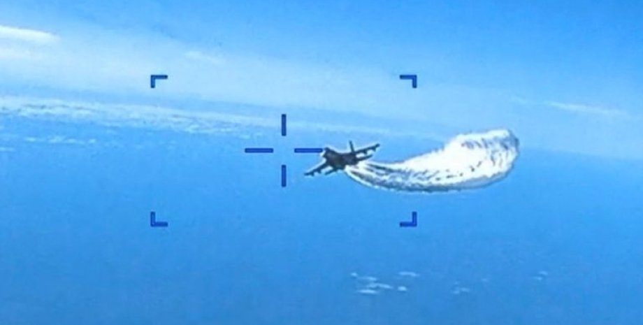 Су-27 перехватывает дрон MQ-9 Reaper