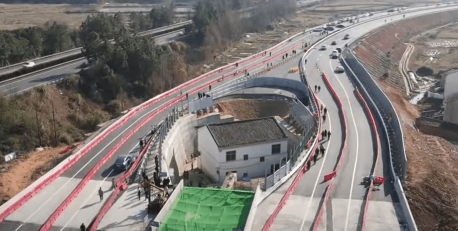 Владелец знаменитого дома посреди трассы решил покинуть свое жилье из-за постоянного и сильного шума