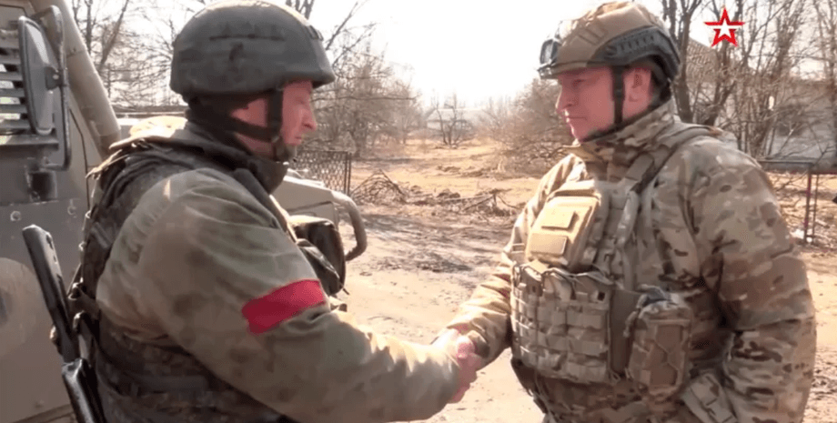 генерал наградил сына