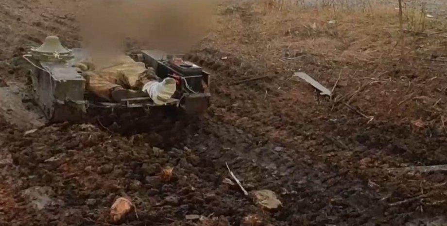 безпілотник UGV вивозить солдата ЗС РФ