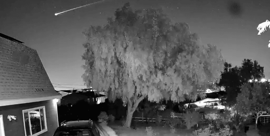 Вогняна куля в небі, метеорит, таємничий об'єкт, космічне сміття, нічне небо, атмосфера Землі, налякані люди