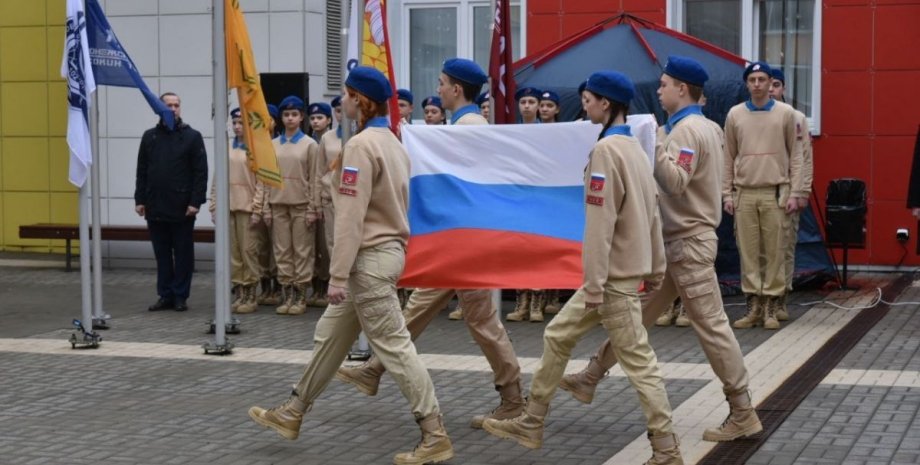 церемонія підняття прапора в школах росії, закупівля прапорів та гербів росії для шкіл