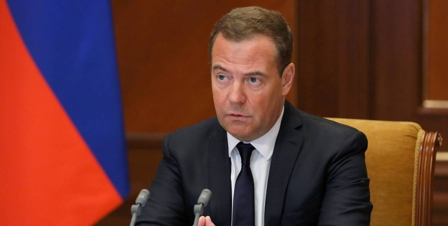 Le vice-président du Conseil russe et ancien président Dmitry Medvedev a donné u...
