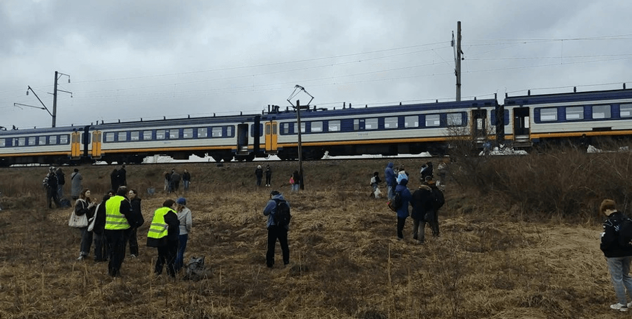 Низку поїздів в Україні зупиняли через загрозу "Шахедів": що відомо наразі (фото, відео)