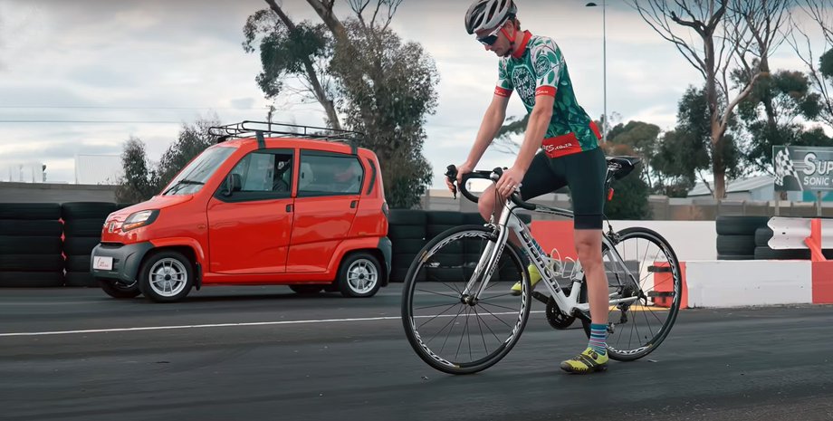 Гонка Bajaj Qute и велосипед