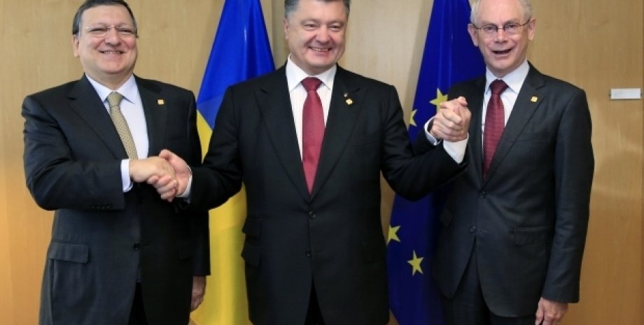 Баррозу, Порошенко и Ромпей в брюсселе 27 июня / Фото: Reuters