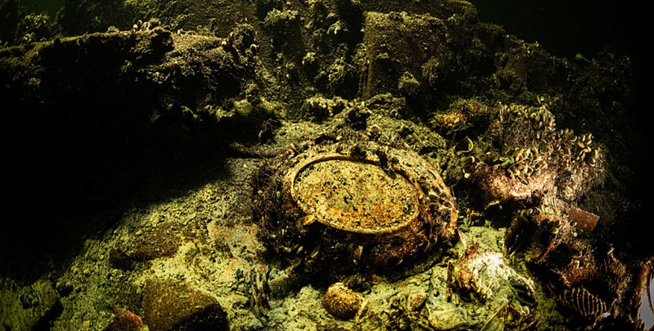 На дне озера нашли затонувшее авто с сокровищами внутри, машина с бутылками виски столетней давности, интересные истории