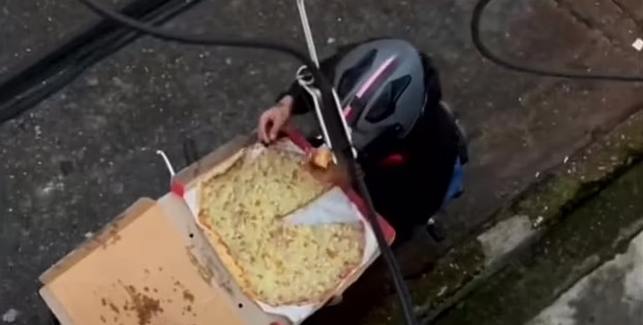 Курьер ест пиццу клиента, курьер, доставка, пицца, ест пиццу, еда, быстрая доставка, клиент, заказал еду, заказал пиццу