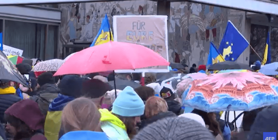 Demonštranti držali ukrajinské vlajky a plagáty s sloganmi „Víťazstvo Ukrajiny“....
