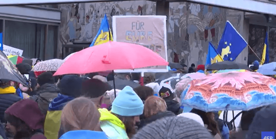 митинг, берлин, активисты, акция протеста, россияне