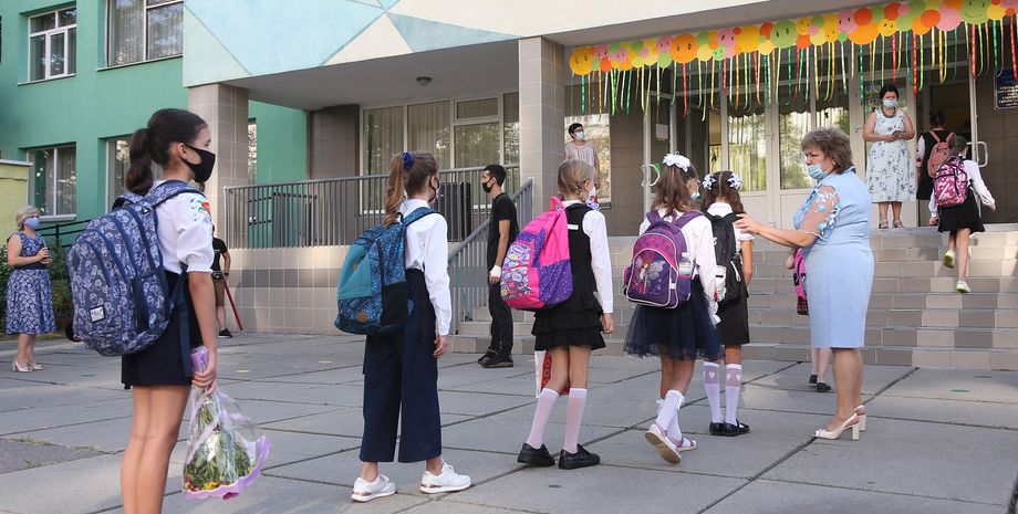 Дети идут в школу